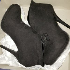 Black booties with heel